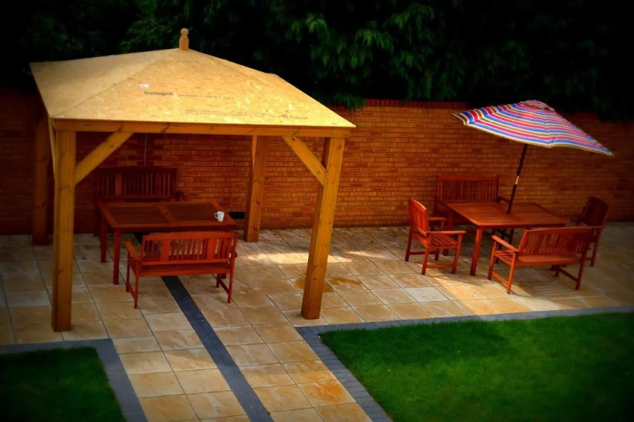 Bed and Breakfast Heathrow Travellers Hub Hounslow 3*,  Wielka Brytania