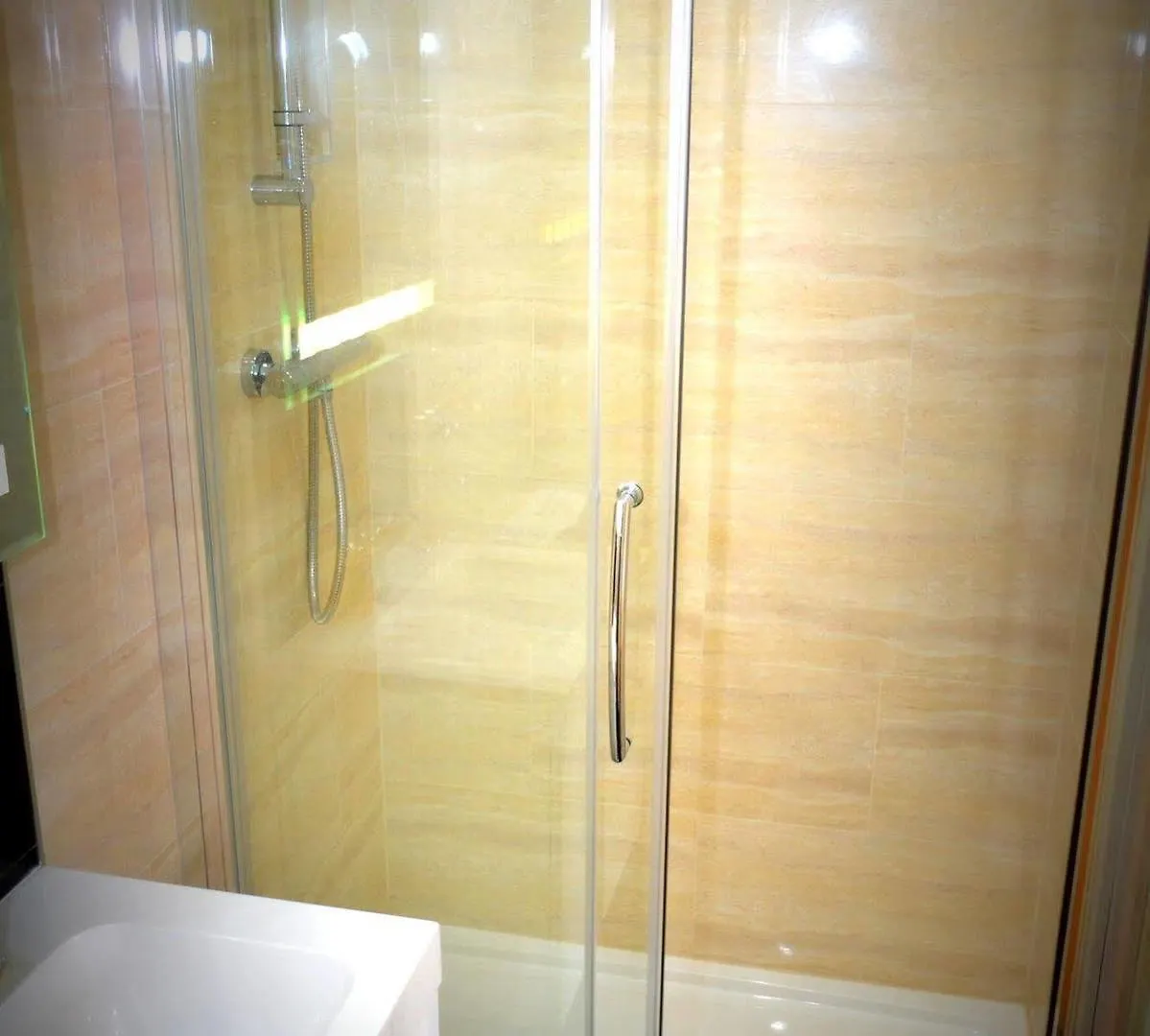 Bed and Breakfast Heathrow Travellers Hub Hounslow Nocleg ze śniadaniem