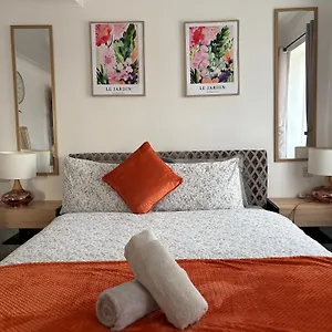  Maison d'hôtes Luton - Newly Renovated Ideal For Short Stay, Close To Airport Train Station, Free Parking Off Street , Luxury Comfort In Price Royaume-Uni