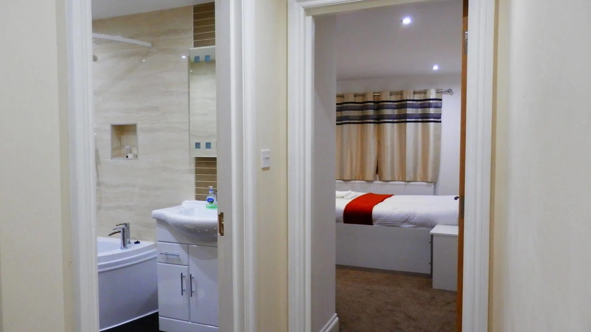 Bed & Breakfast Heathrow Travellers Hub