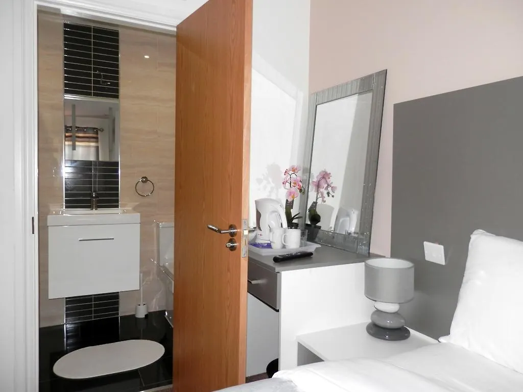 Heathrow Travellers Hub Bed & Breakfast