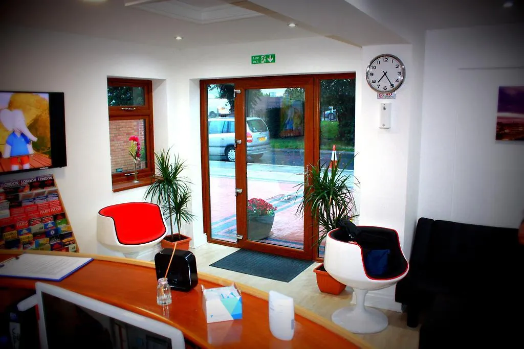 Heathrow Travellers Hub 3*, Hounslow