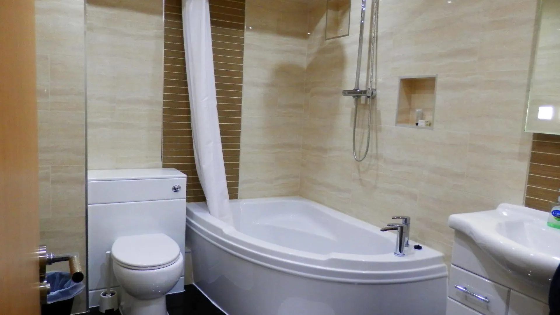 Heathrow Travellers Hub Bed & Breakfast Hounslow