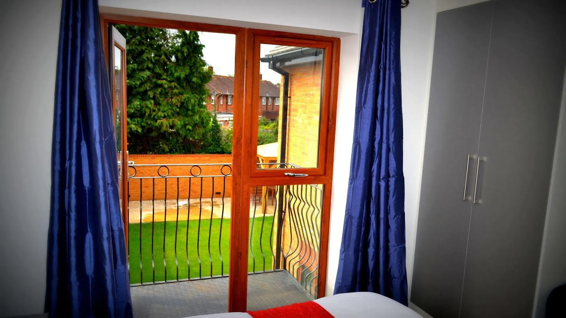 Heathrow Travellers Hub 3*, Hounslow